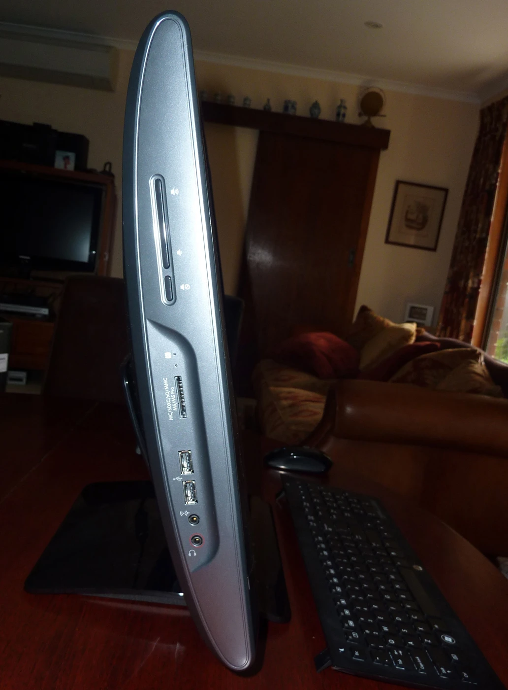 The HP TouchSmart 610-1030a's left side connections