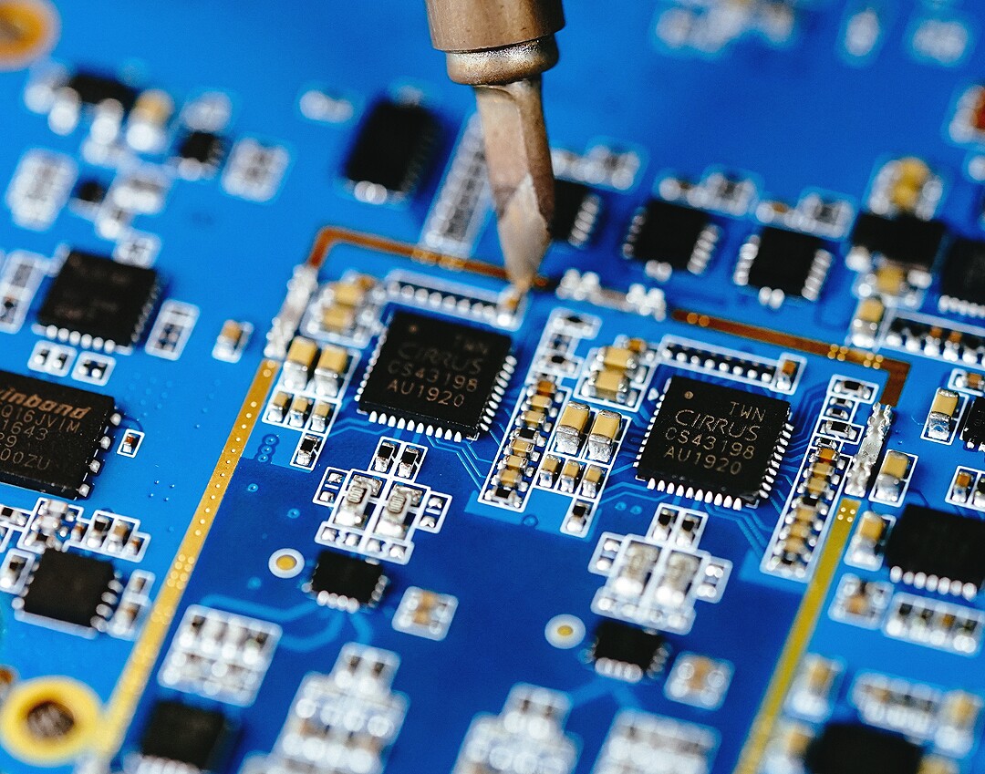 The SR25 features a pair of Cirrus Logic CS43198 digital-to-analog converters