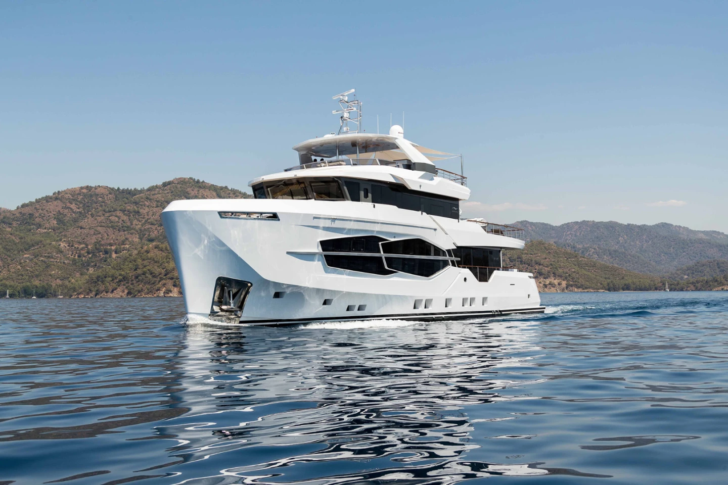 The 32XP explorer features an efficient displacement steel hull and was specifically built to drastically reduce all noise and vibration