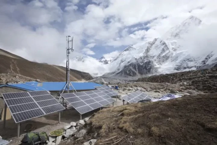 All of the TeliaSonera/Ncell 3G base stations in the Mount Everest region run on solar or solar hybrid power