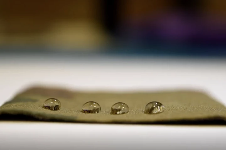 The new nonstick material made via the nanoscale fletching technique repelling low-surface-tension oils hexadecane, tetradecane, dodecane and decane (left to right)