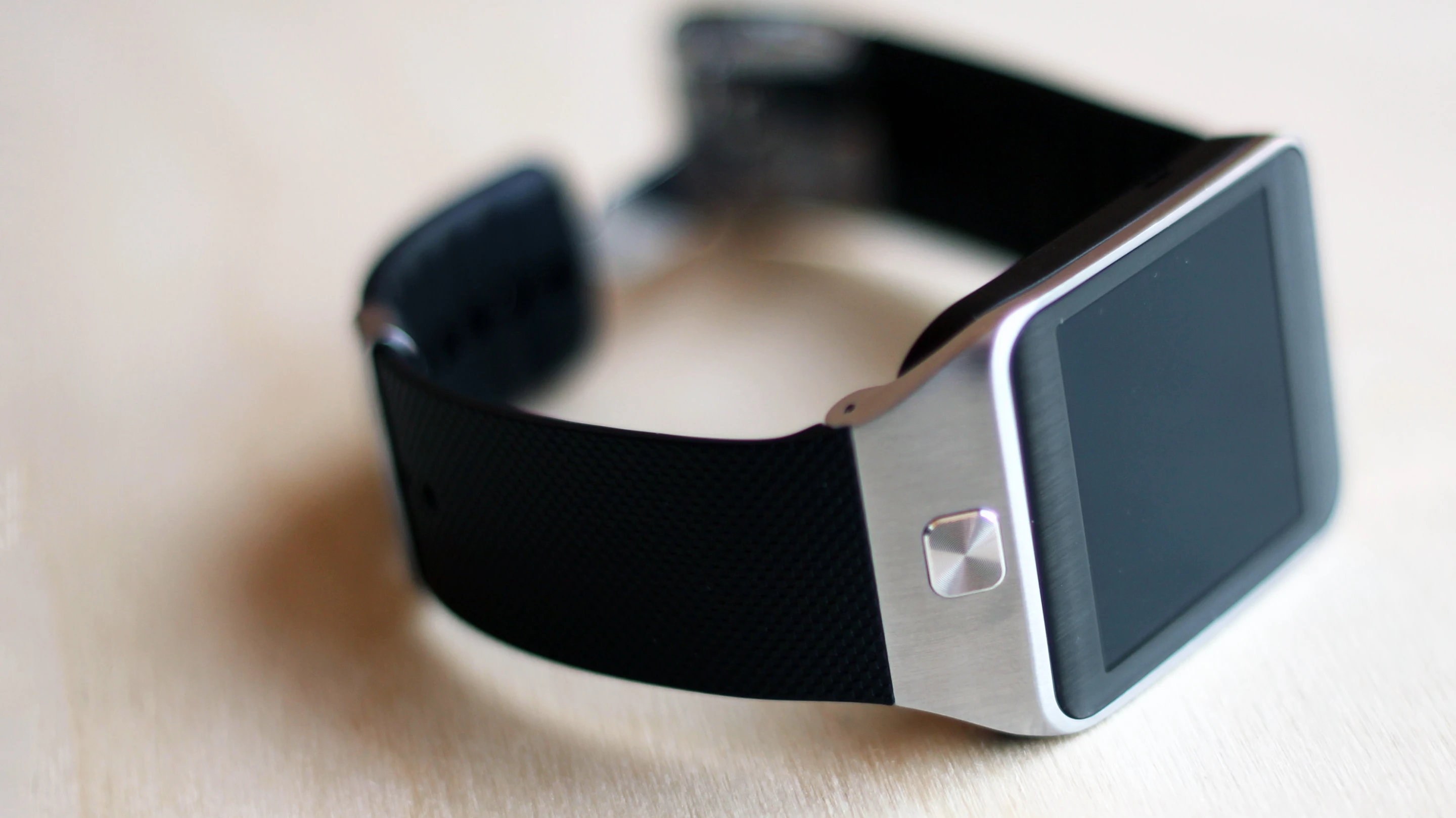 The Gear 2 lost the industrial screw-laden look of the original Galaxy Gear
