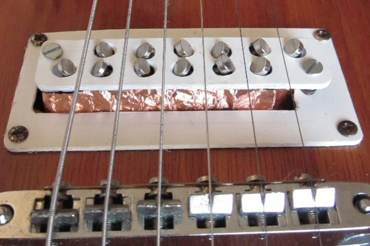 The 3Dxy electric guitar pickup system registers string vibration on two axes to offer a rich, surround sound effect called natural stereo