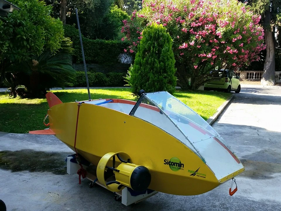 The Scubster Nemo has a carbon fiber shell, with transparent acrylic to the top