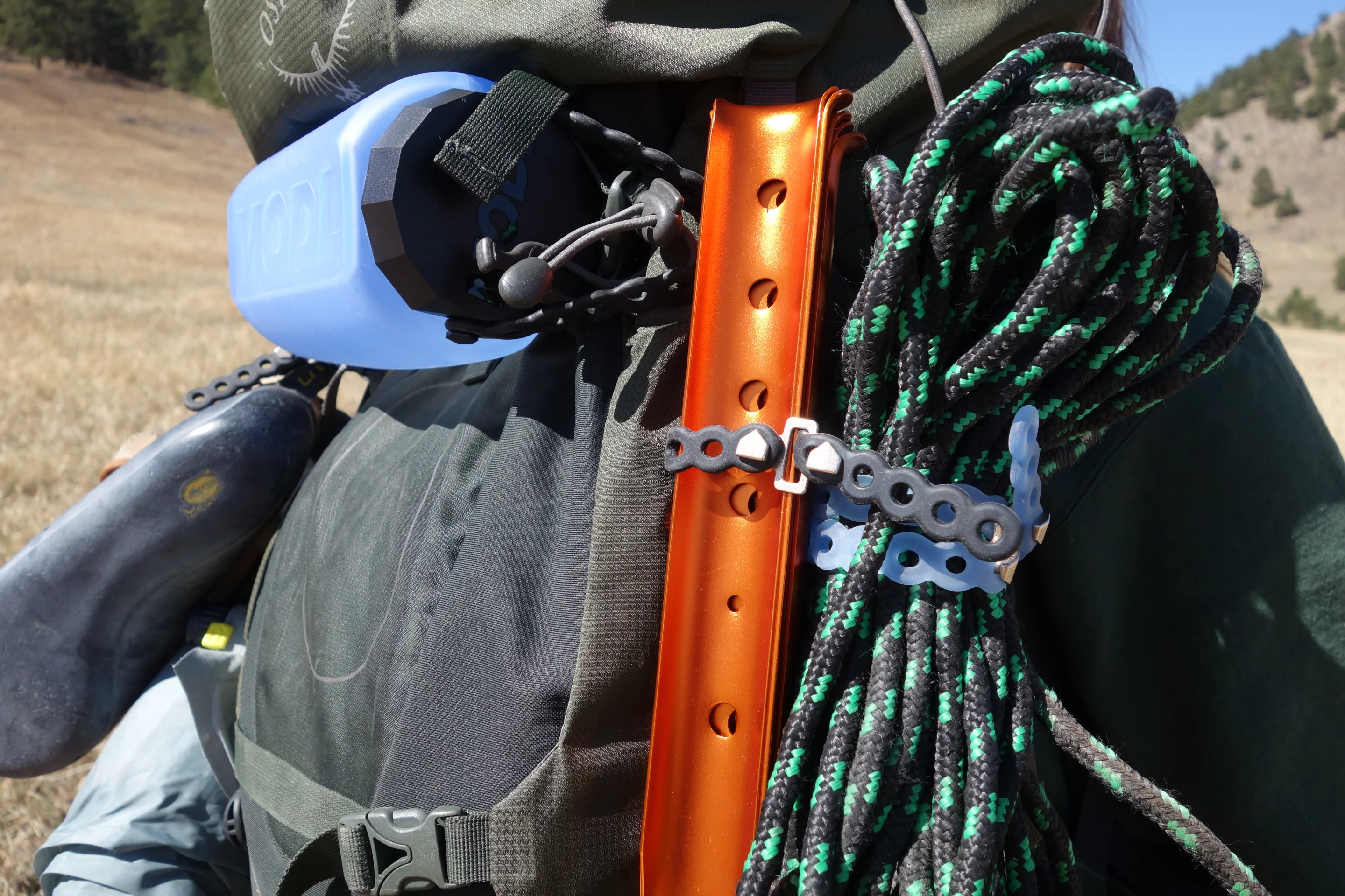 Lashing gear to a pack with MODL straps