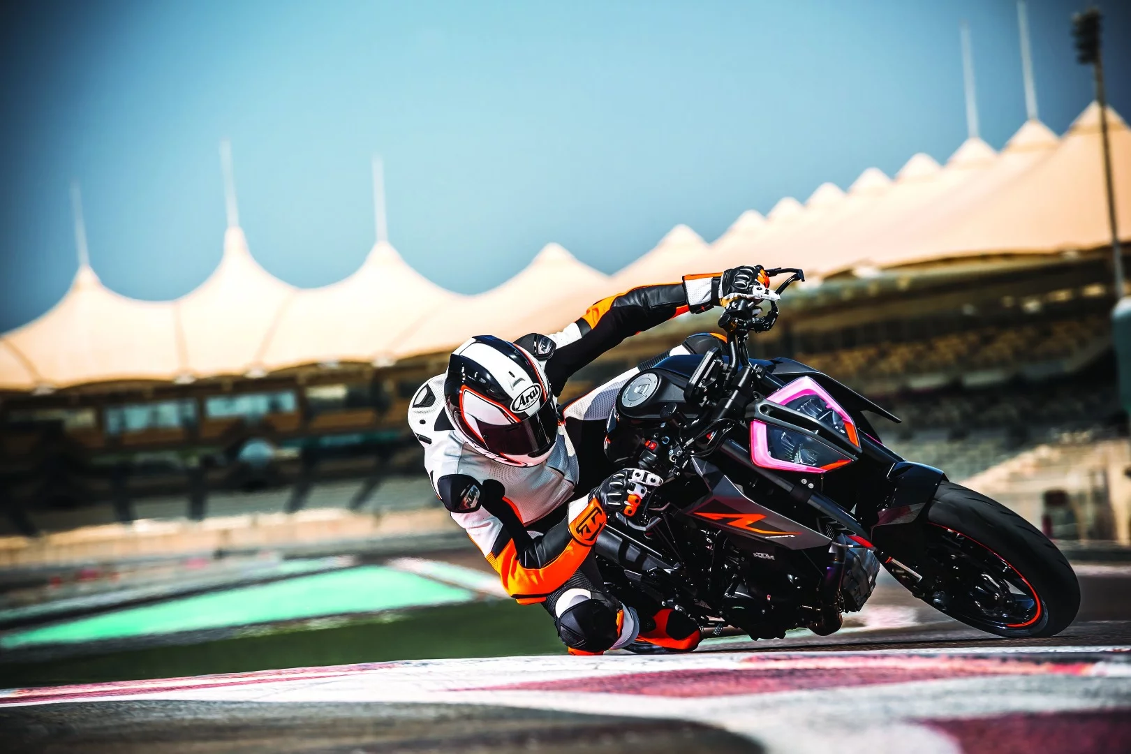2017 KTM Super Duke 1290 R: tires are now Metzeler Sportstec M7 RRs