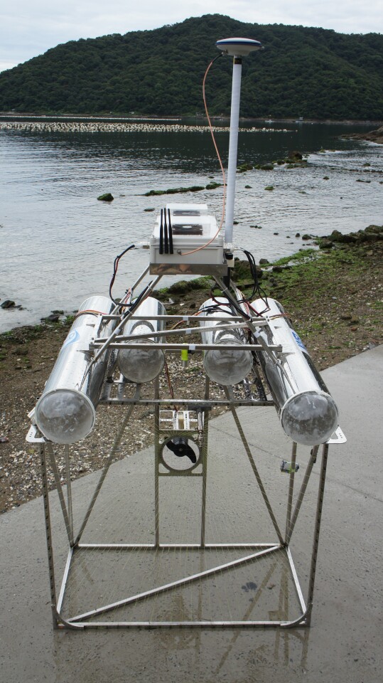 A square net is suspended underwater along the bot's width and pulls nearby jellyfish into it using its own propulsion