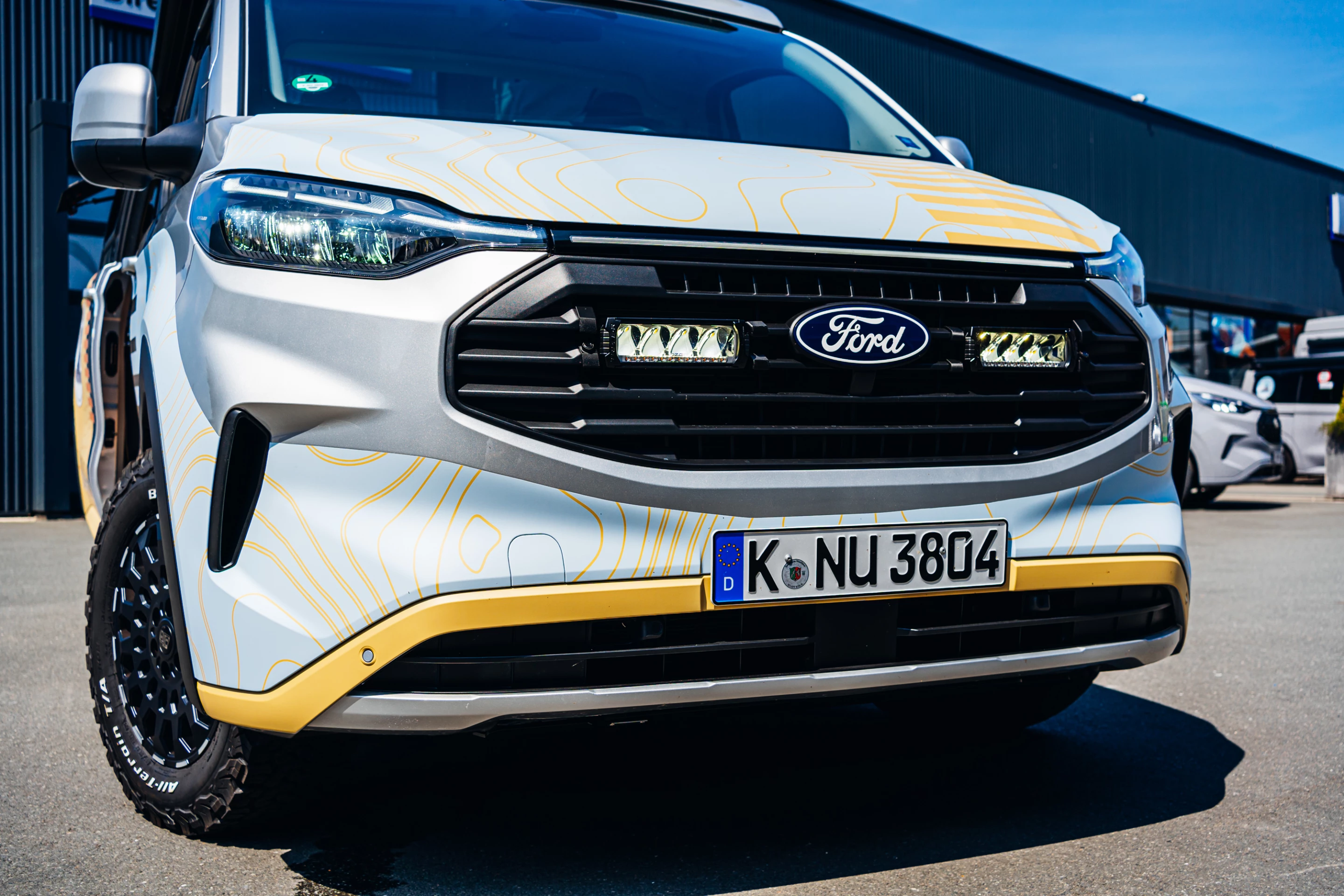 Lazer auxiliary lighting flanks the Blue Oval