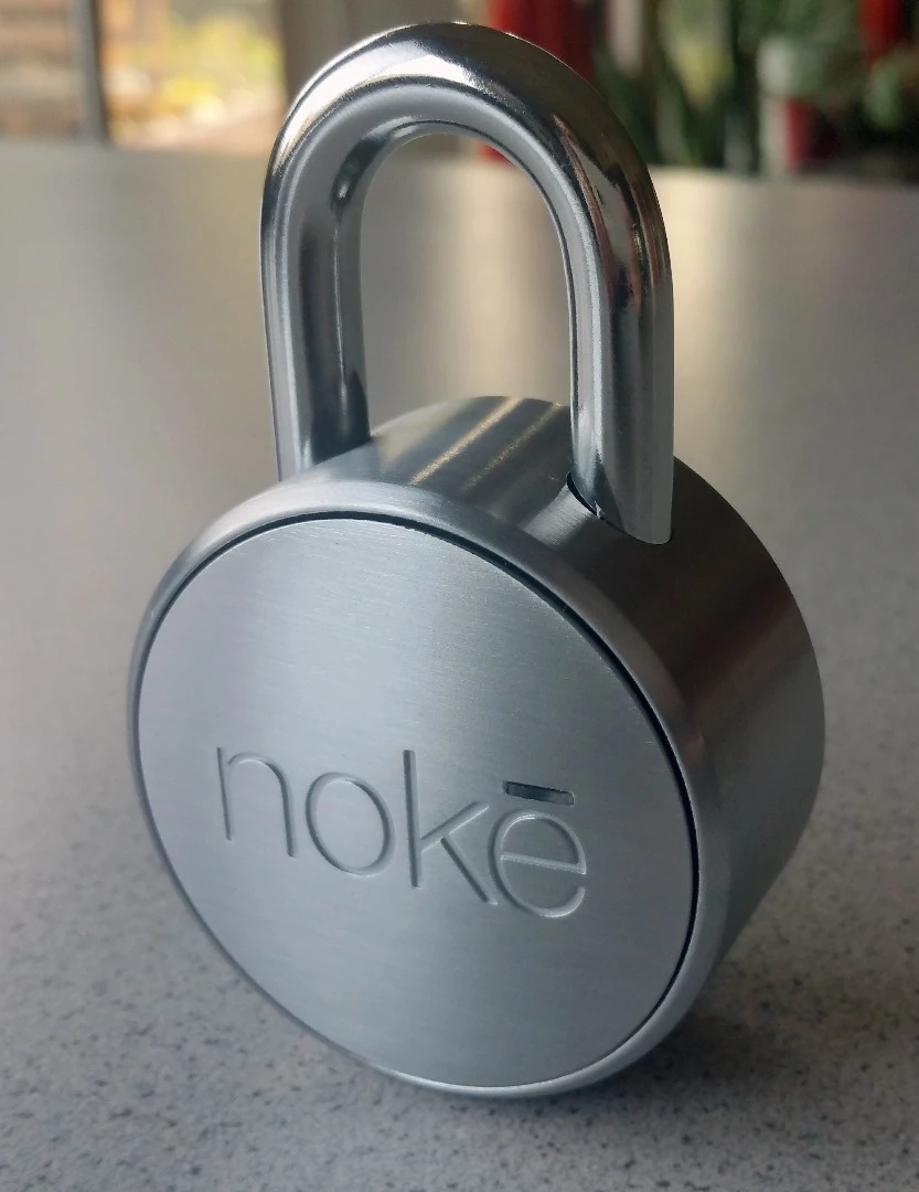 The Noke padlock offers a Bluetooth connection range adjustable between 5 in (12 cm) and 6 ft (1.8 m)