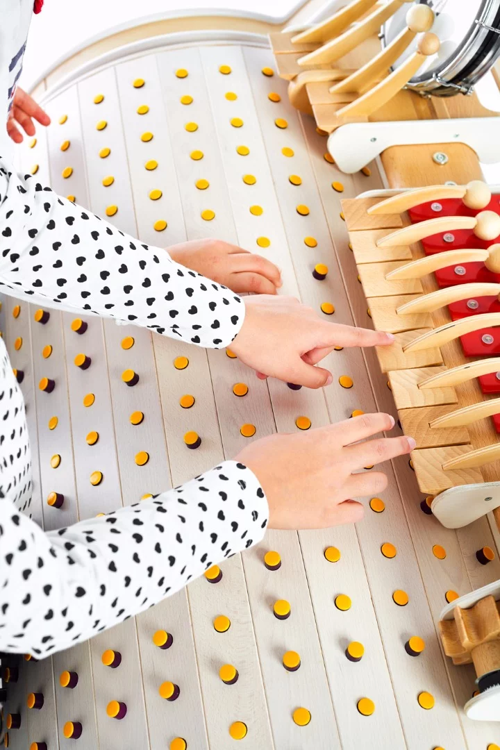 Musicon players can play the instruments directly, or let the popped up buttons on the barrel dictate the melody