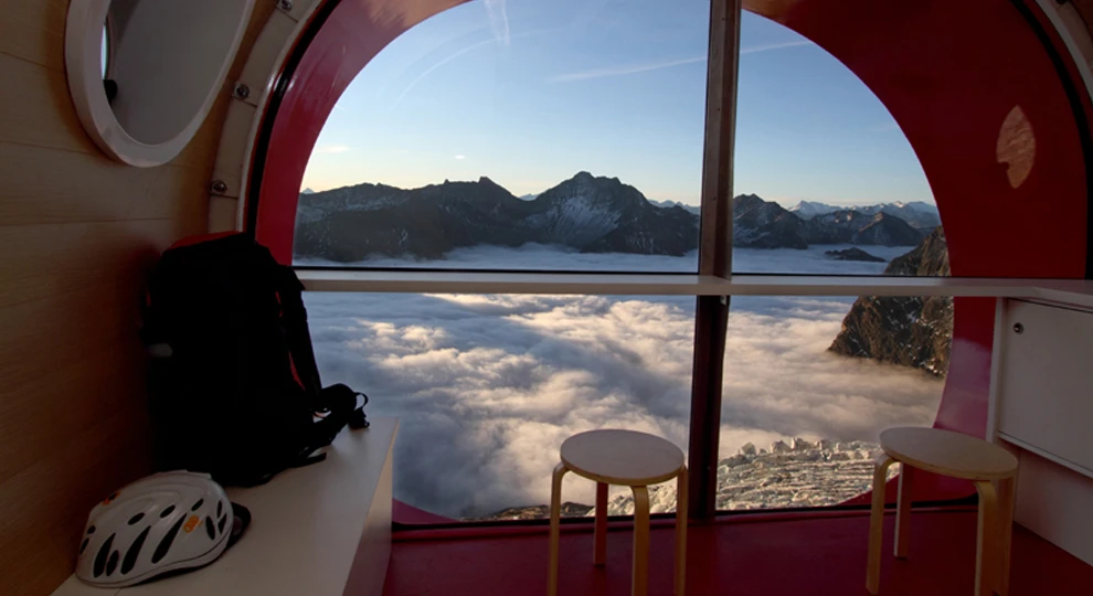 The living unit features a panoramic view with the ability to open onto the surrounding landscape (image: LEAPfactory)