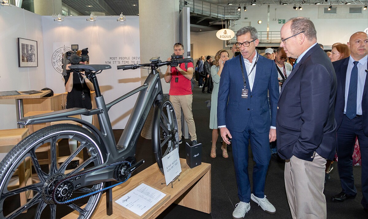 Stajvelo is a Monagesque start-up urban mobility company with considerable backing and very little information has been made public to date. The RV01 is the first of many advanced urban mobility products expected from Stajvelo and is made using highly advanced composites, and though the details are expected to be released in the next week, the limited information stressed that no aluminium and no carbon are used in the bike. The bike is constructed entirely of advanced composites.