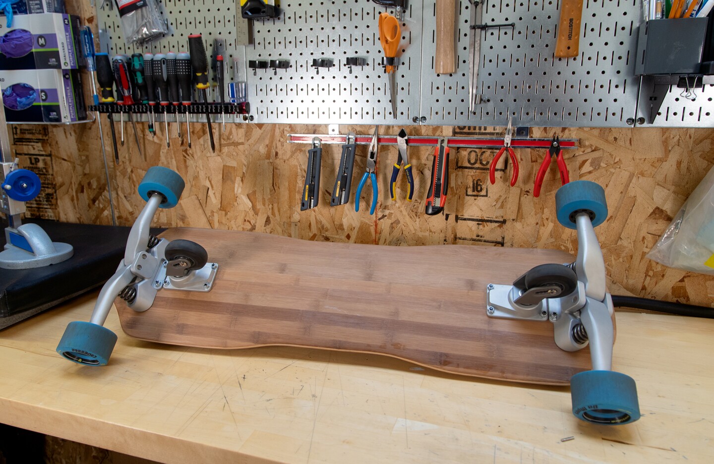 Sixwheeled suspension skateboard is made to carve