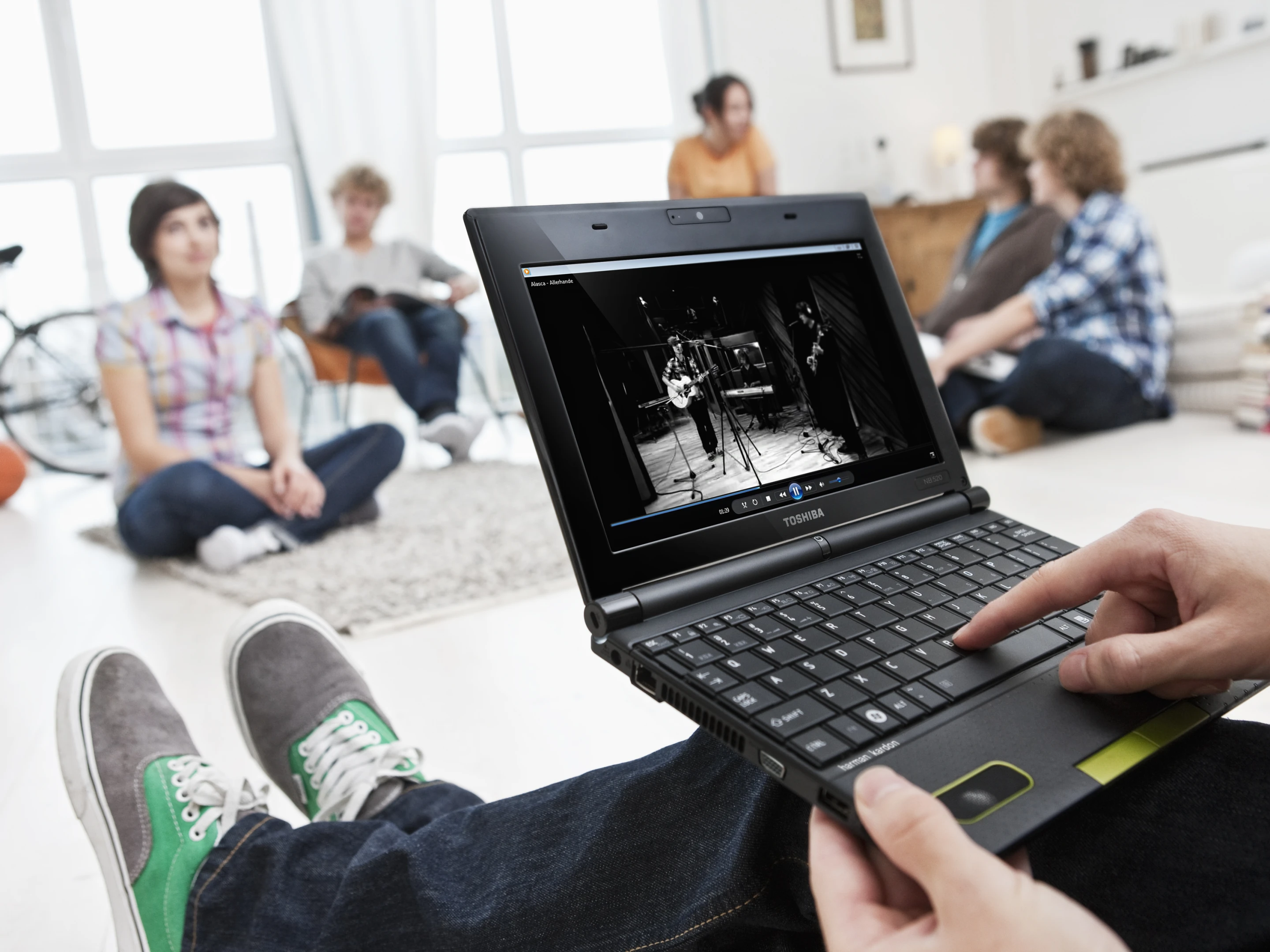 Toshiba has slammed a pair of Harman/Kardon speakers into its new mini NB520 netbook, which are claimed to provide the kind of audio performance usually reserved for bigger devices