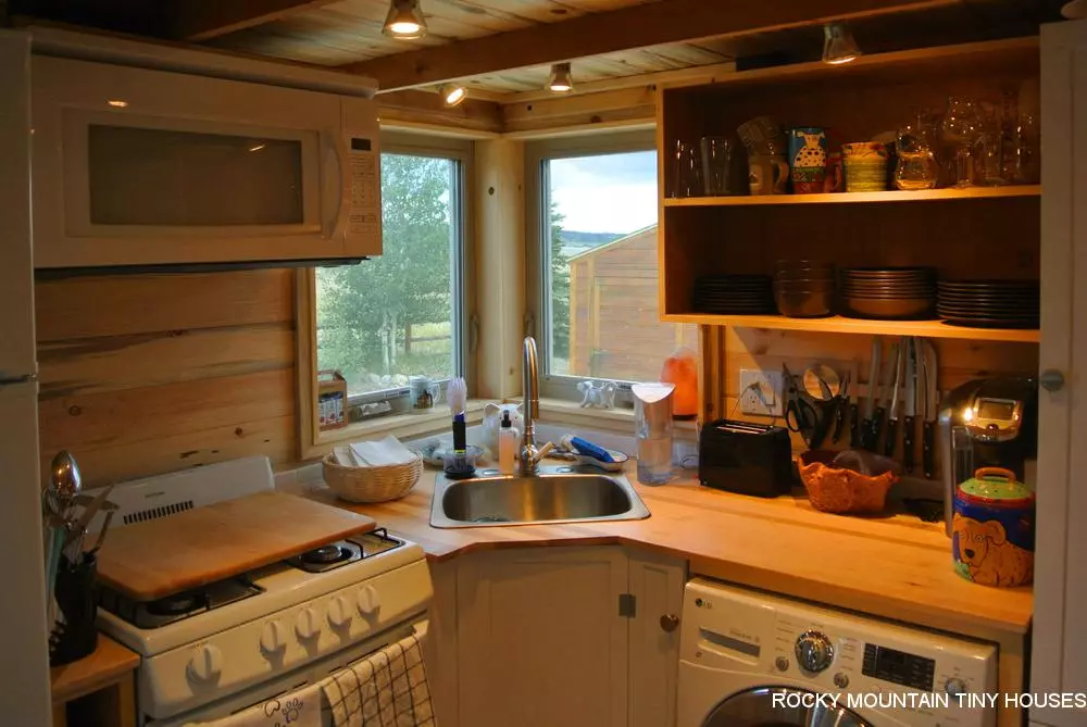 The Rusted Mountain Roost has a relatively large kitchen and dining area
