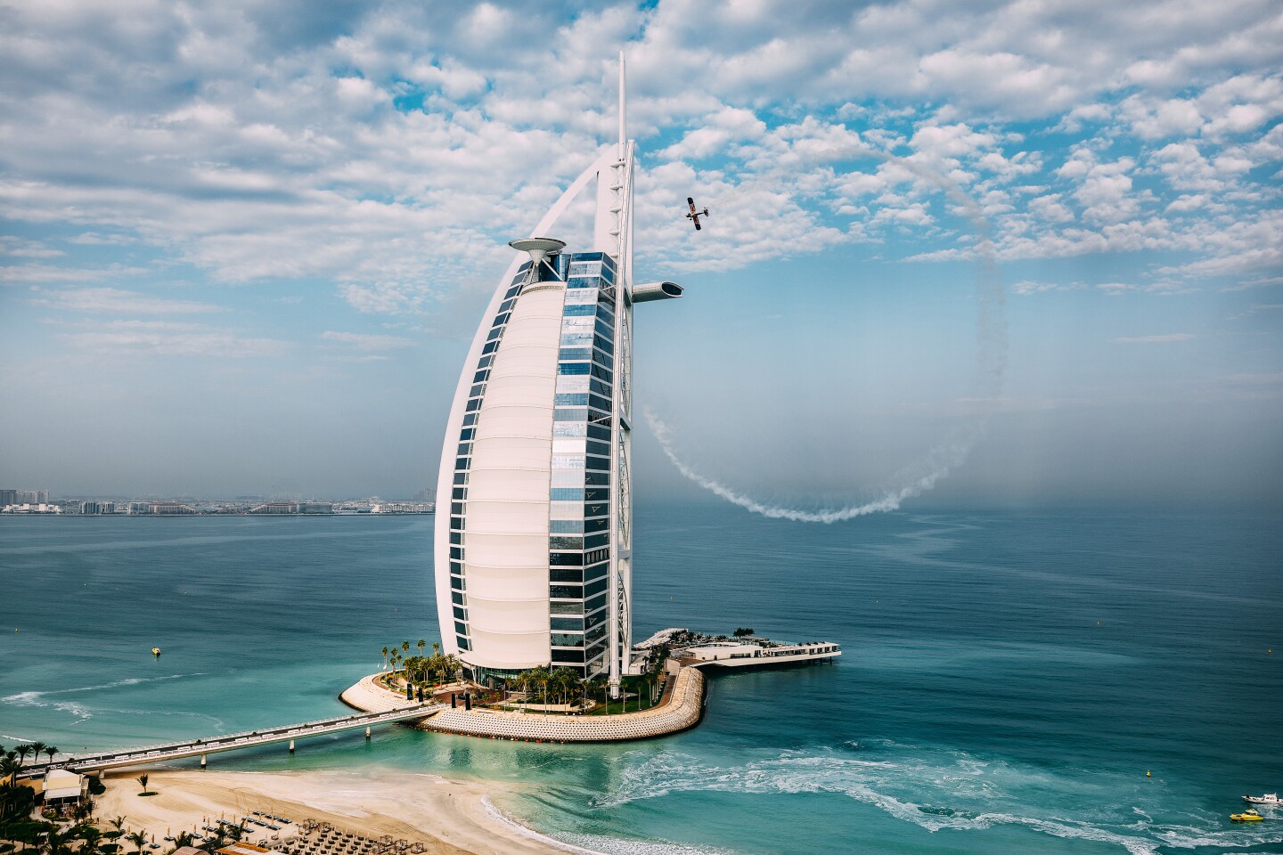 Burj Al Arab Jumeirah wznosi się na wysokość 300 m (984 stóp) na sztucznej wyspie w Dubaju