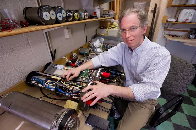 Woods Hole engineer Norm Farr works on BlueComm