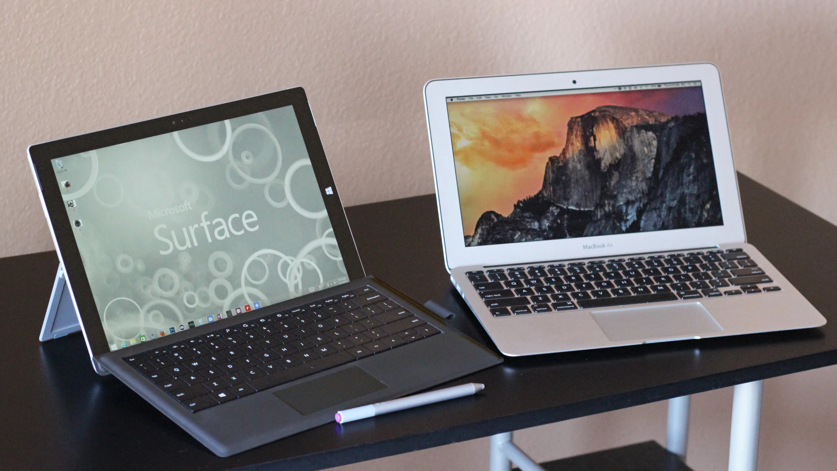 Gizmag goes hands-on to compare the Microsoft Surface Pro 3 (left) and 11-in Apple MacBook Air (Photo: Will Shanklin/Gizmag.com)