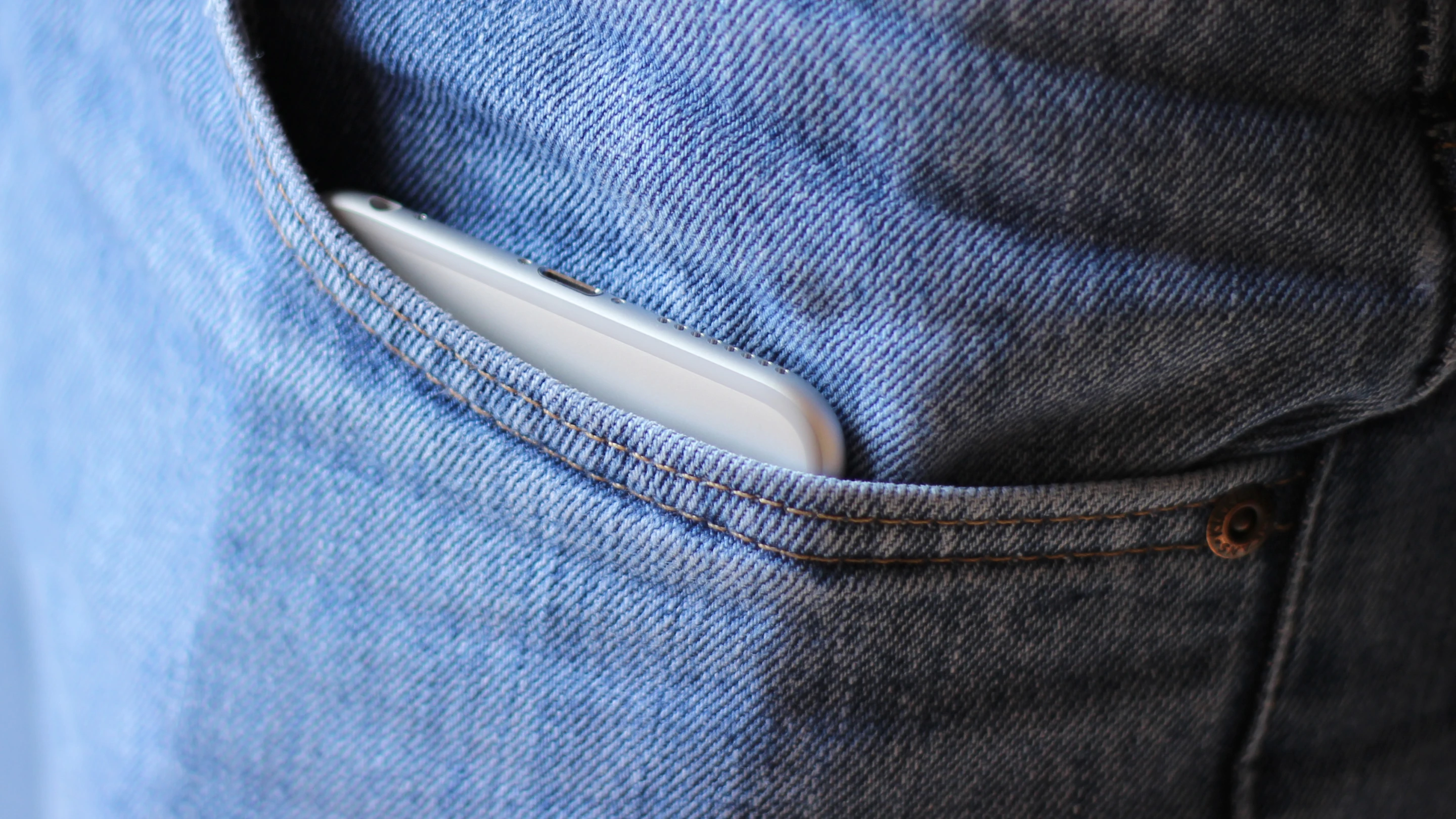 It's going to make its presence felt in your pocket, but its thin build helps out some there (Photo: Will Shanklin/Gizmag.com)