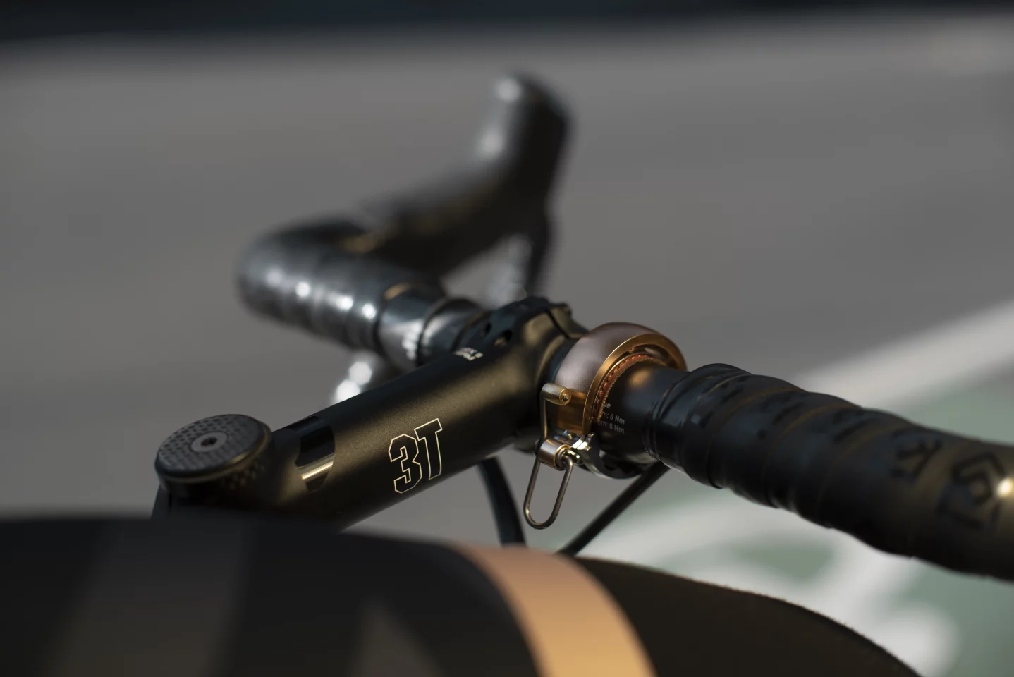 The Oi Luxe is available in three colors – brass, silver and black