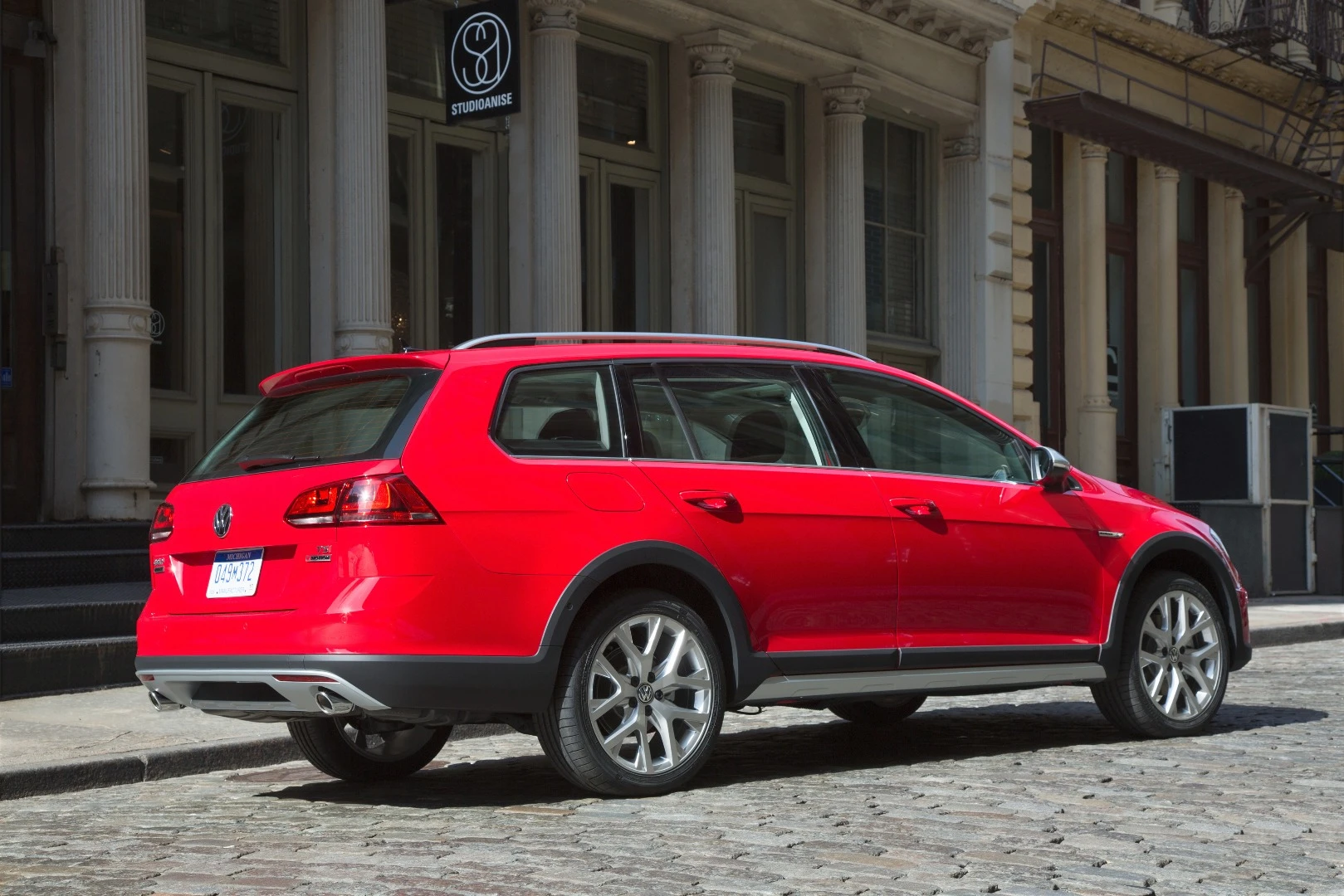 The AWD system uses a current-generation Haldex-5 coupling system which is activated through an electro-hydraulic oil pump