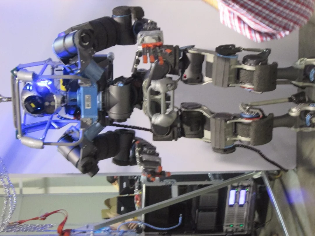 Robot Walk-Man between rounds