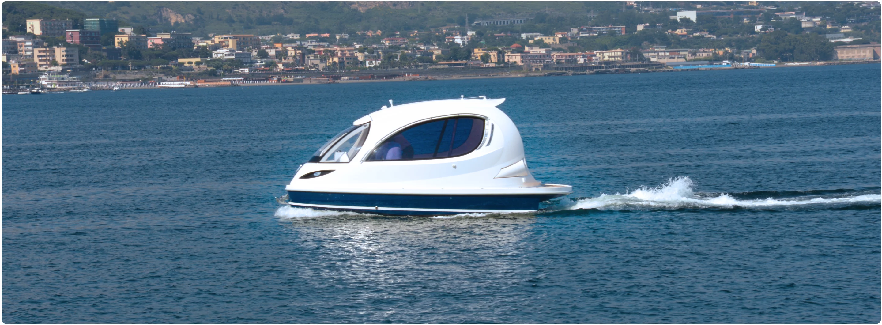 Jet Capsule can come equipped with one or two (petrol or gas) engines, offering a range between 315 to 740 horse power
