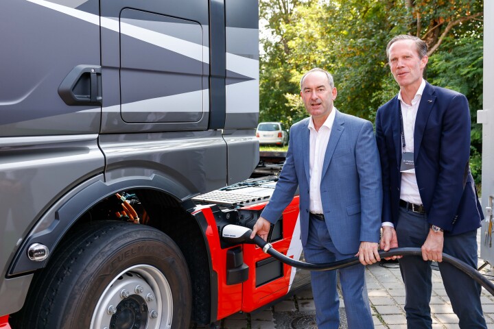 Bavarian State Minister for Economic Affairs, Regional Development and Energy Hubert Aiwanger (left) and Executive Board Member for Research and Development at MAN Truck & Bus Dr. Frederik Zohm plug the MAN eTruck into the megawatt charging system for the first public demonstration