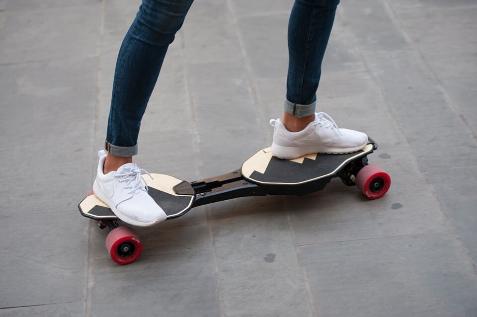The 4.9-kg (10.8-lb) Linky features a main structure made from a high-strength polymer, combined with a deck consisting of carbon fiber on the bottom and bamboo on top