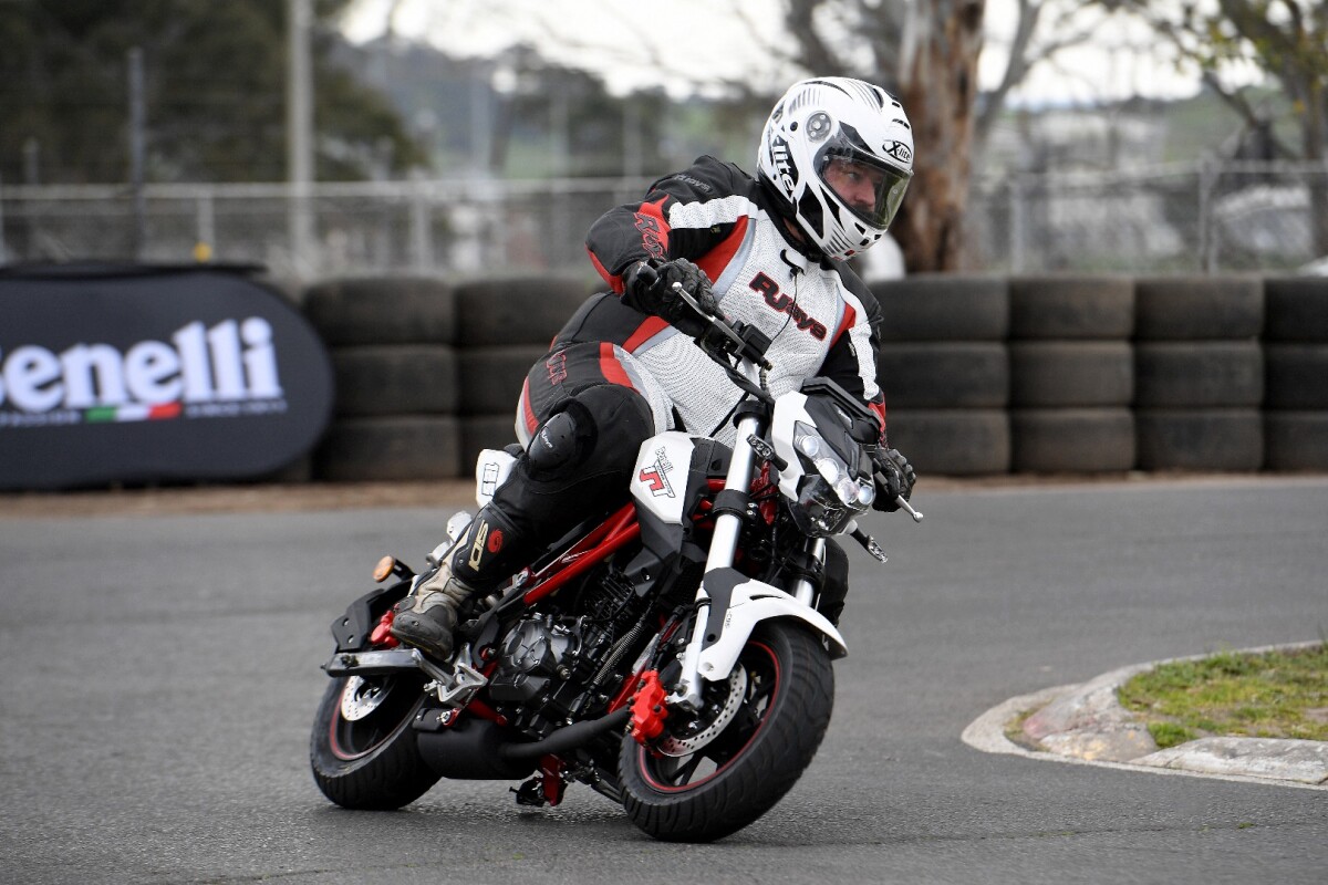 Benelli TnT125: watch that sidestand, you goon!