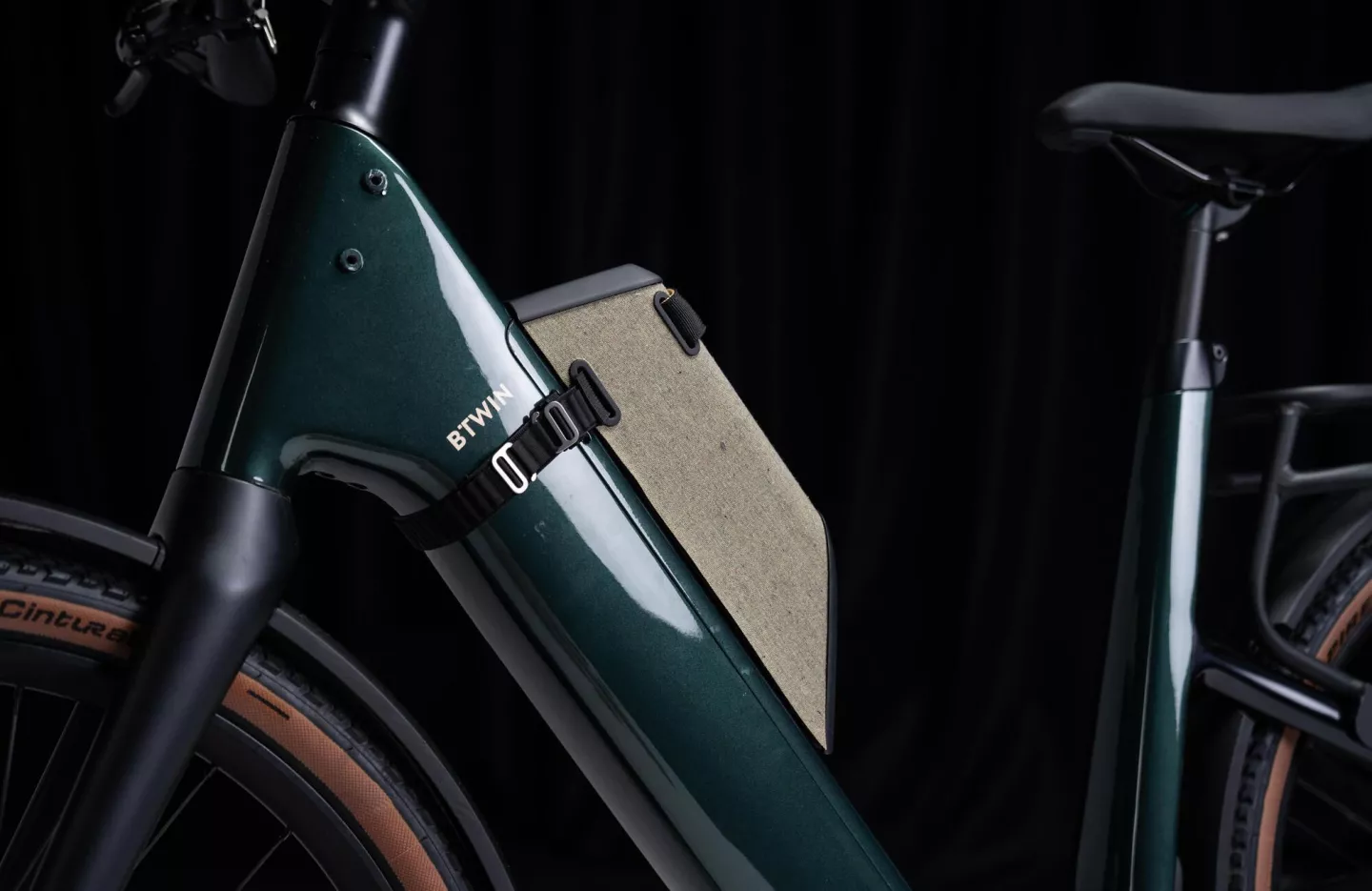 The Magic Bike 02 concept features a 50-km range extender battery strapped to the downtube