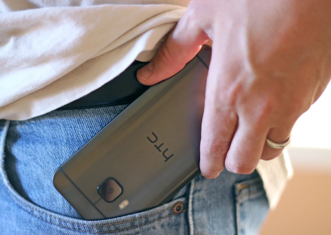 As a fairly small flagship (by today's standards), the One M9 slides easily into a pocket (Photo: Will Shanklin/Gizmag.com)