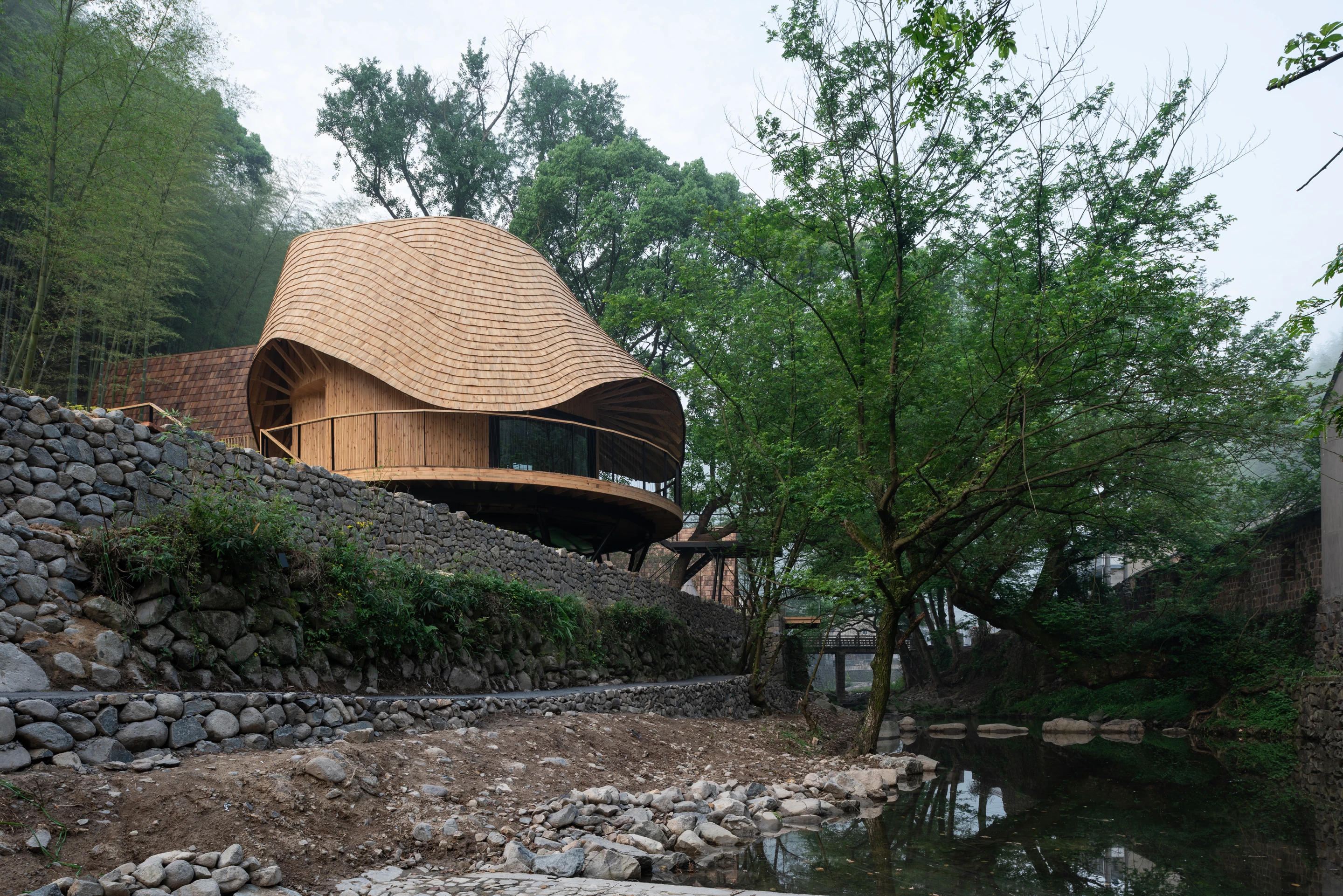 The Treewow Villa O is a vacation villa located next to a hotel in a rural mountain village in Yuyao, Zhejiang Province, China