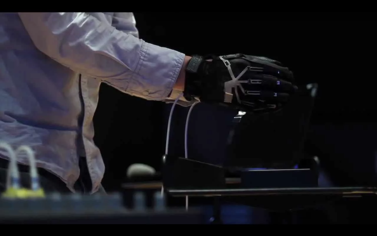 Pitch is controlled by raising and lowering the hands, while the volume can be cranked up by spreading the hands apart