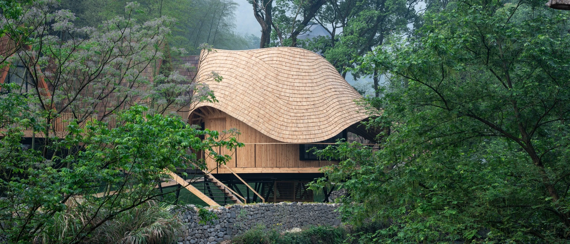 The Treewow Villa O reaches a total height of 8 m (26 ft), which is around the same height as a nearby bamboo grove, according to architects Monoarchi