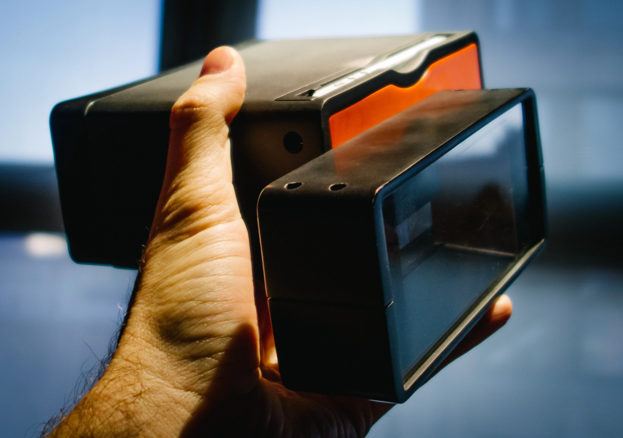 The Poppy isn't powered by batteries and doesn't use fancy electronics, it just uses optics and the camera on a user's iPhone