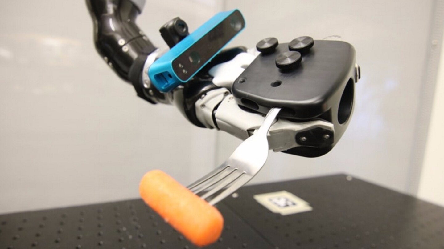Handmounted cameras make robots better at mapping their environments