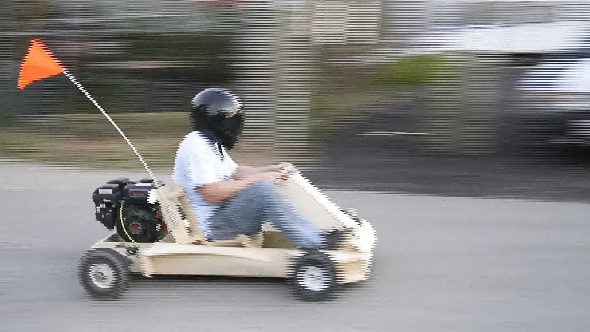 The 4-hp model is significantly faster at 25 mph (40 km/h) compared to 17 mph (27 kmh/h), and can run for 2.5 hours from a single tank of gas