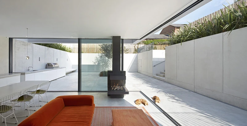 Garden House living space opens onto the enclosed courtyard (Photo: De Matos Ryan/© Hufton+Crow)