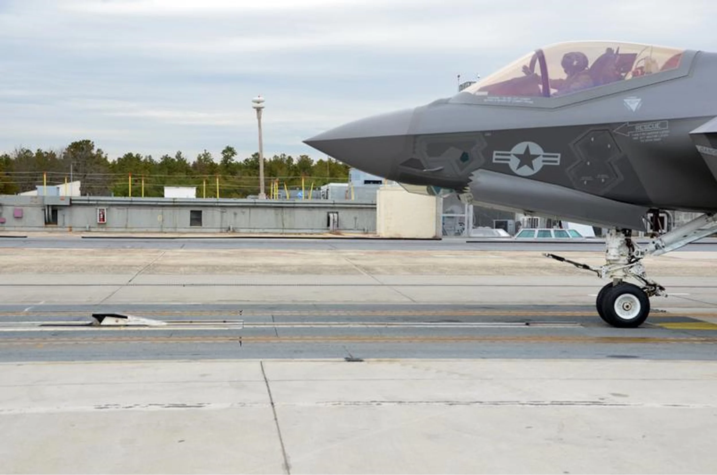 An F-35C Lightning II test aircraft prepares for first EMALS launch (Image: US Navy)