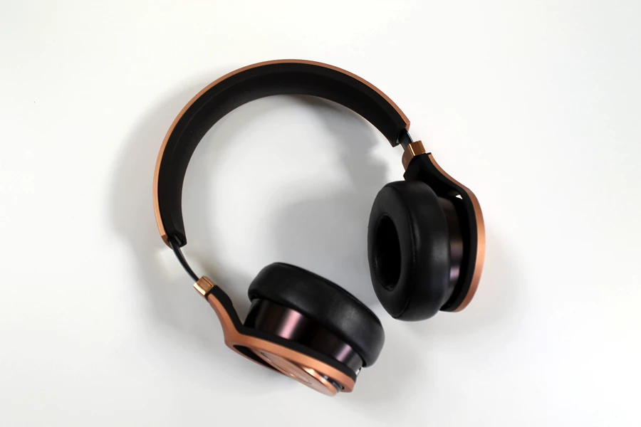 The SE-MX9s feel sturdy and comfortable (Photo: Stu Robarts/Gizmag)