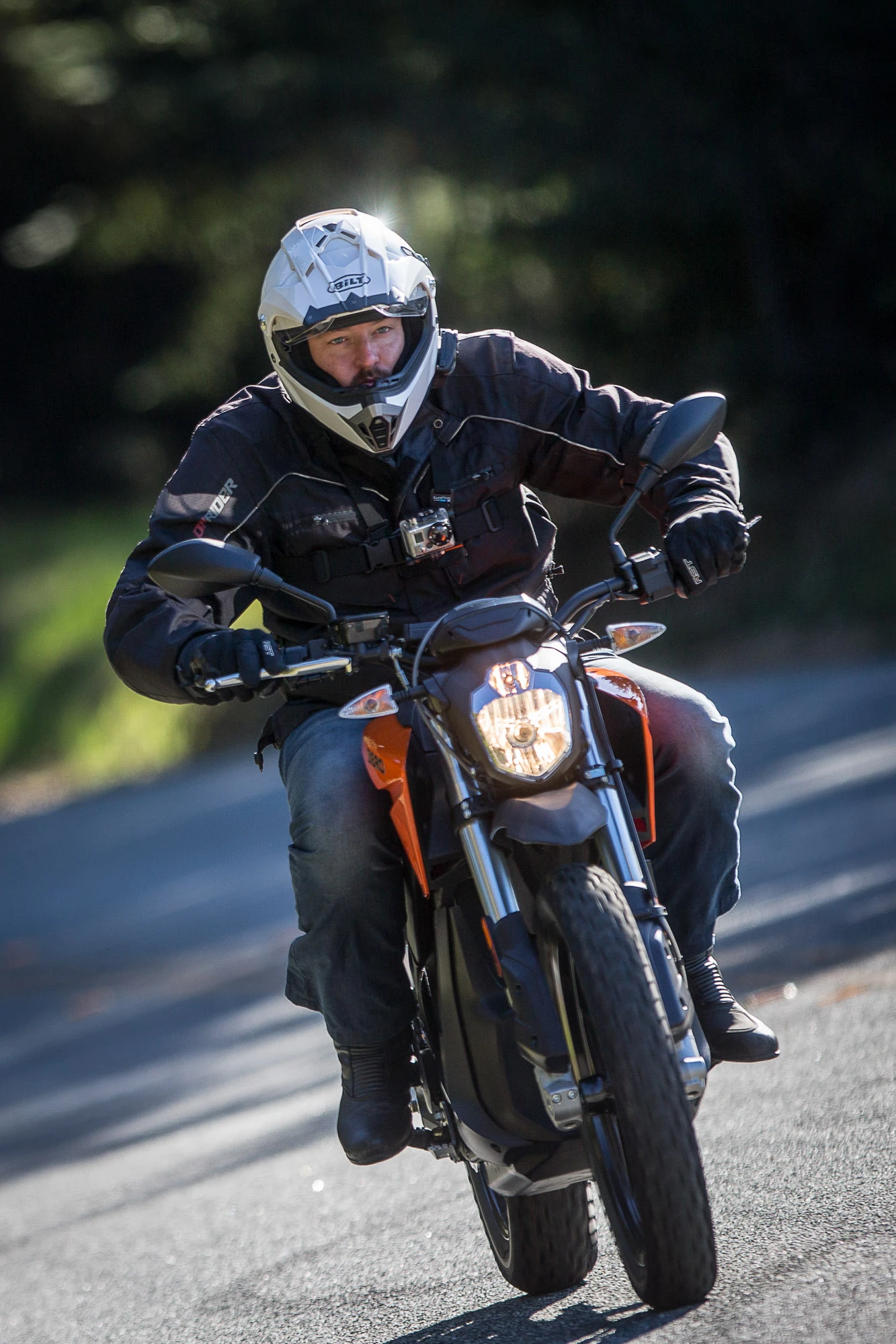 2015 Zero DS - wider bars and higher ride height make for an aggressive and muscular riding position (Photo: Andrew Wheeler/AutoMotoPhoto.com)