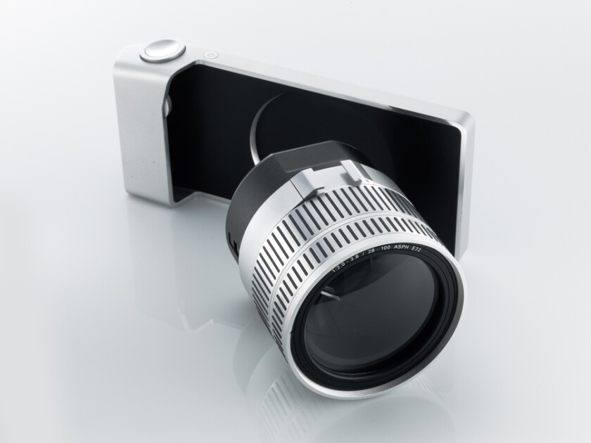 When the lens is unmounted, it can communicate wirelessly with the camera body