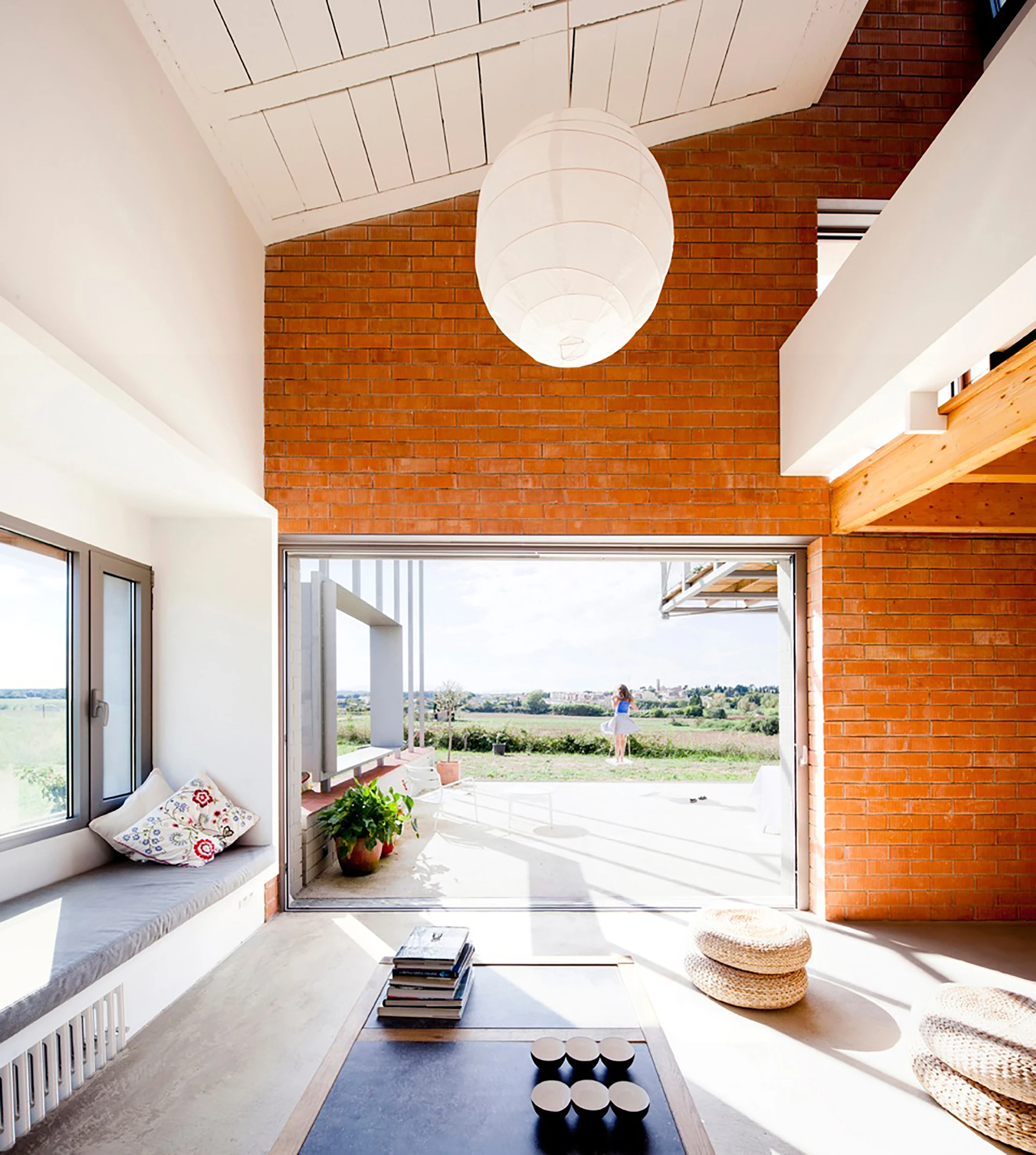 The two-story home comprises a total floorspace of 300 sq m (3,229 sq ft) (Photo: Anna & Eugeni Bach)