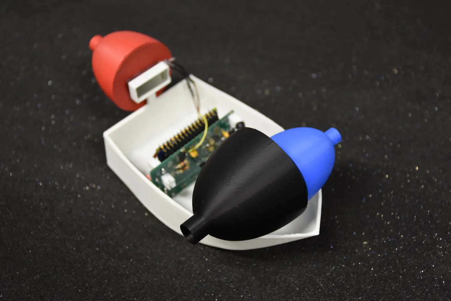 Un bote en miniatura equipado con una cavidad acústica con forma de campana.