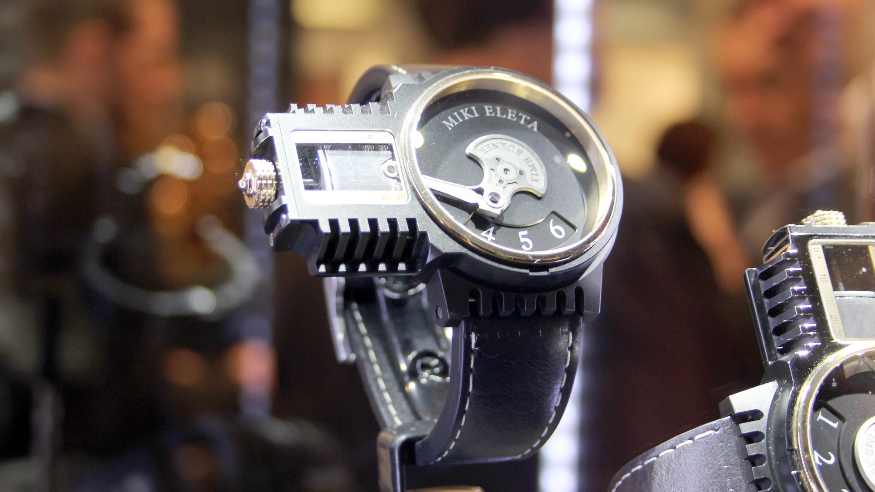 The direction of the rod of the piston indicates whether the top or bottom of the minute indication should be read – if the rod is pointing down than the 0-30 minute line should be read, if pointing up then you look to the 30-60 minute line (Photo: Chris Wood/Gizmag)