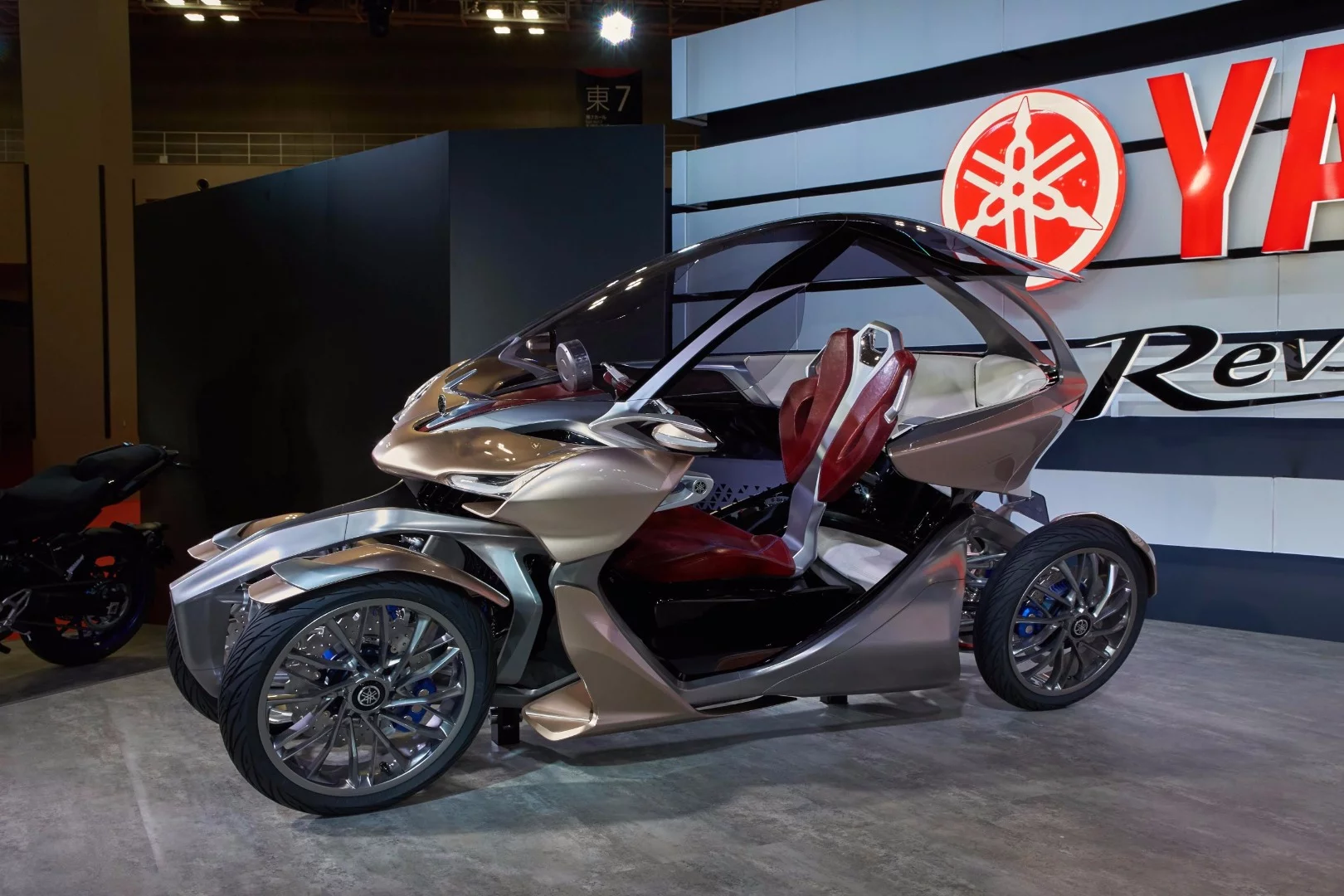 Yamaha's "half-sized mobility" births the MWC-4 leaning multi-wheel vehicle