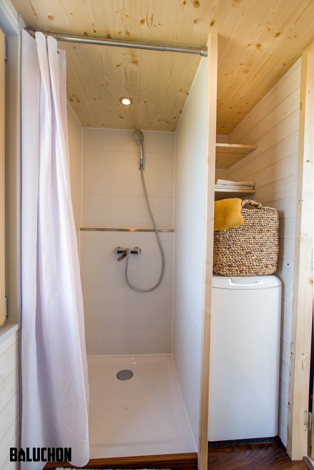 Tiny House Sïana's bathroom includes a shower and toilet