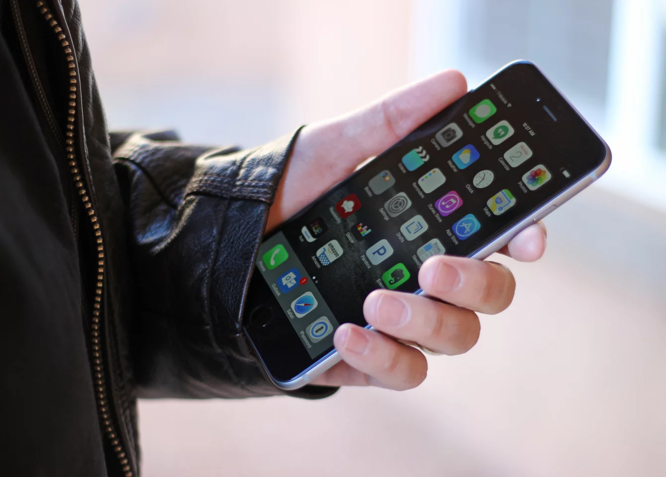 The Plus can sometimes be a little awkward to use in portrait mode (Photo: Will Shanklin/Gizmag.com)