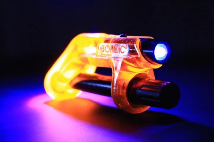 The BondicEvo is a new version of the Bondic liquid plastic welder, with a redesigned shape that puts the UV light above the applicator